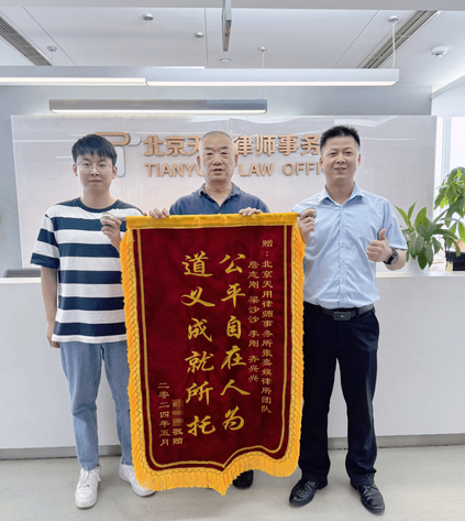 三人合伙两人退股，完工后甲方一...